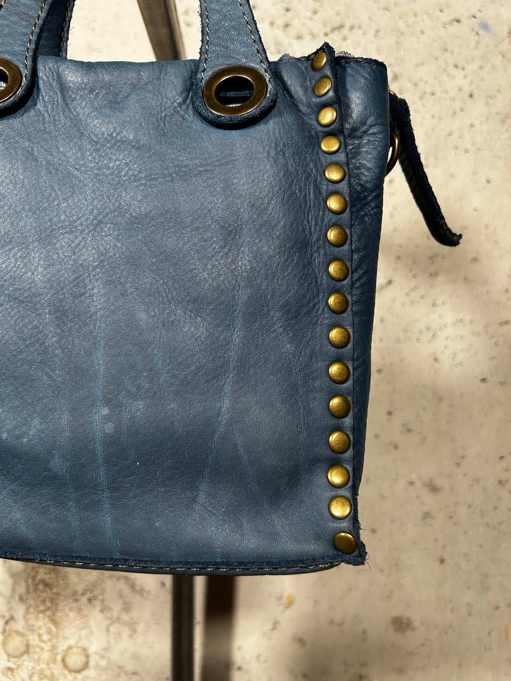 Bolso tote con tachuelas azul Bardasú