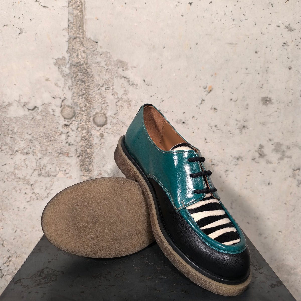 Zapato de cordones verde petróleo y cebra Nemonic
