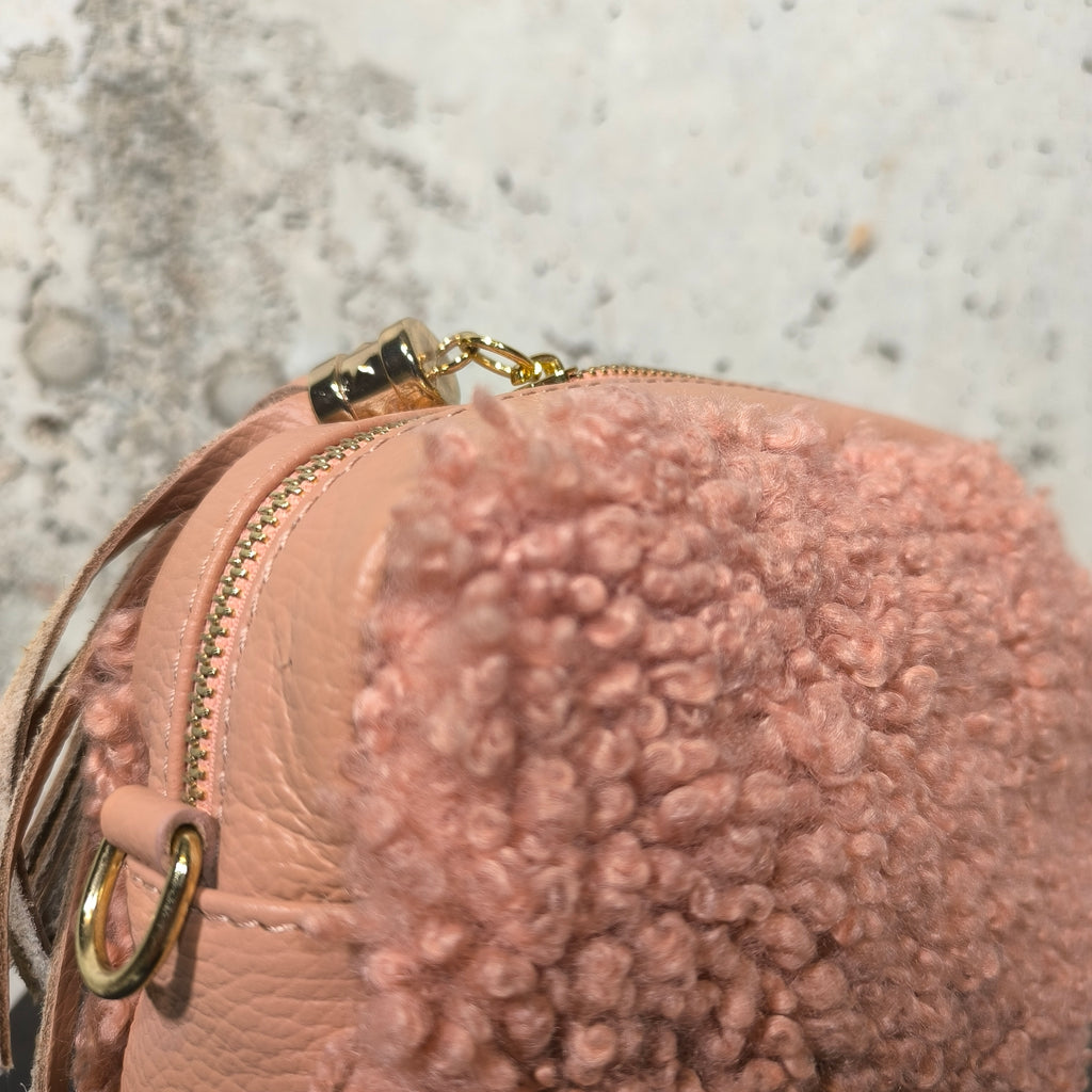 Bolso bandolera de borrego rosa Bardasú