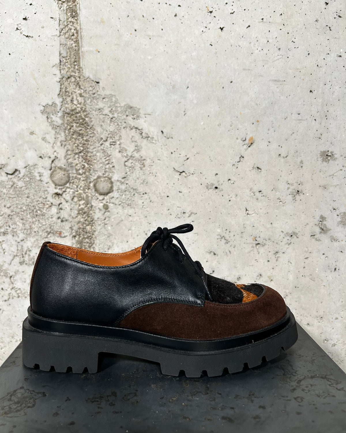 Zapato de cordones con pelo estampado vaca Nemonic