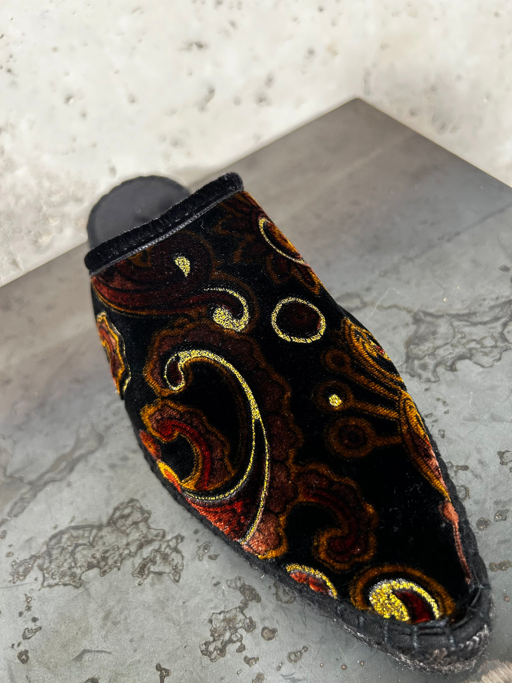 Zueco de terciopelo bordado negro Salma