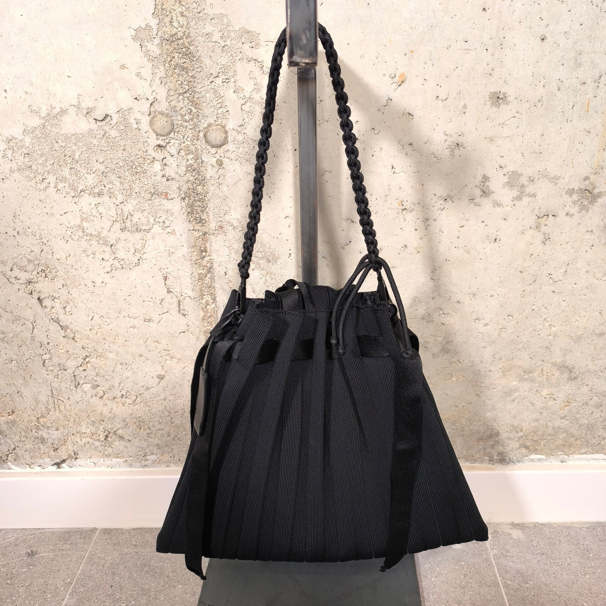 Bolso plisado negro Fri-Yay