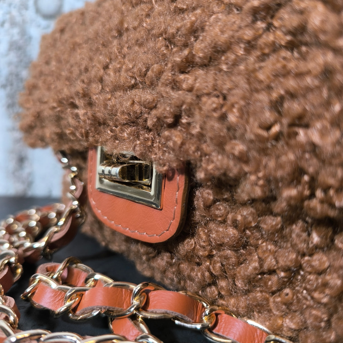 Bolso de borrego con cadena coñac Bardasú