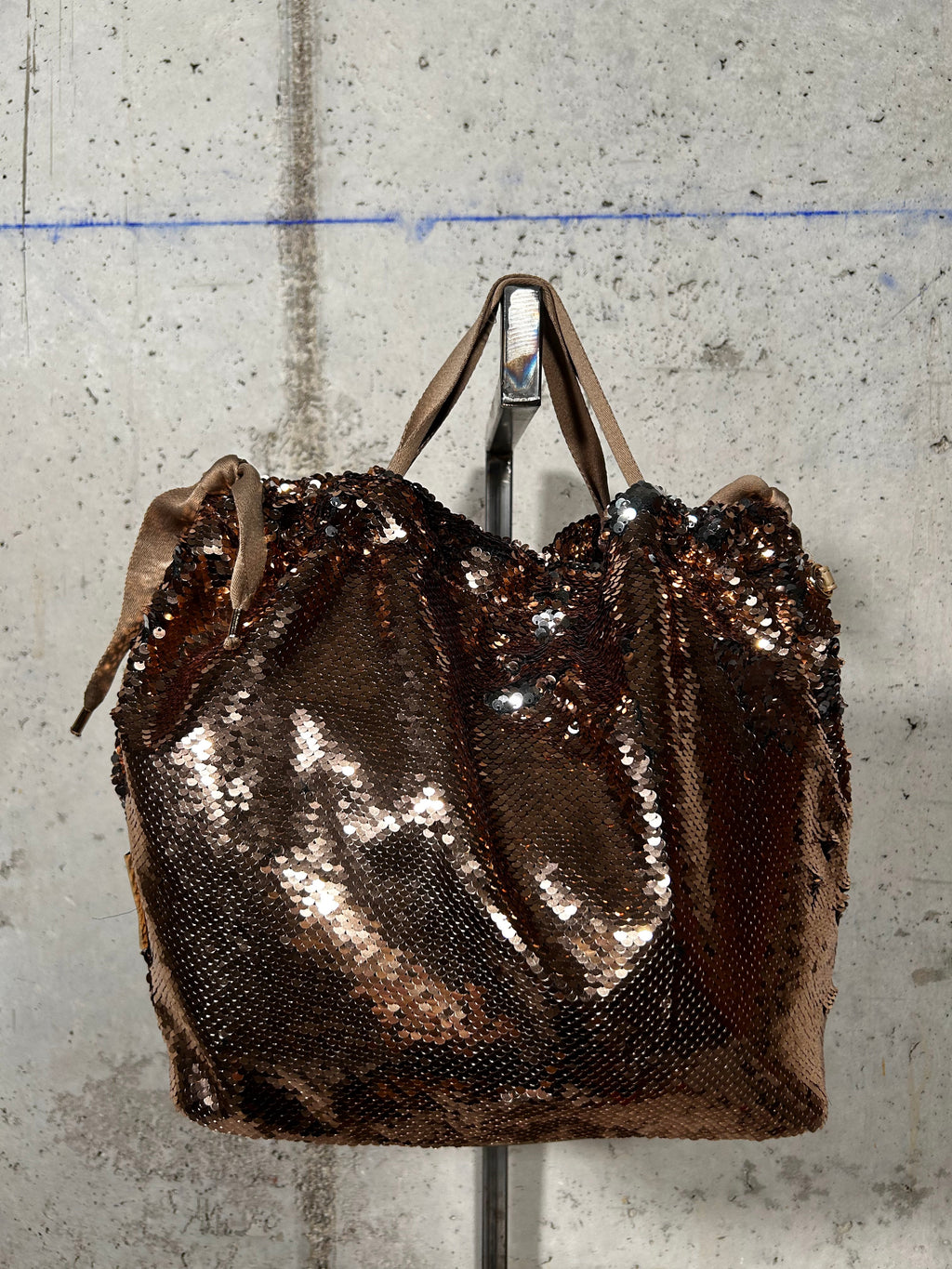 Bolso saco de lentejuelas oro Fri-Yay