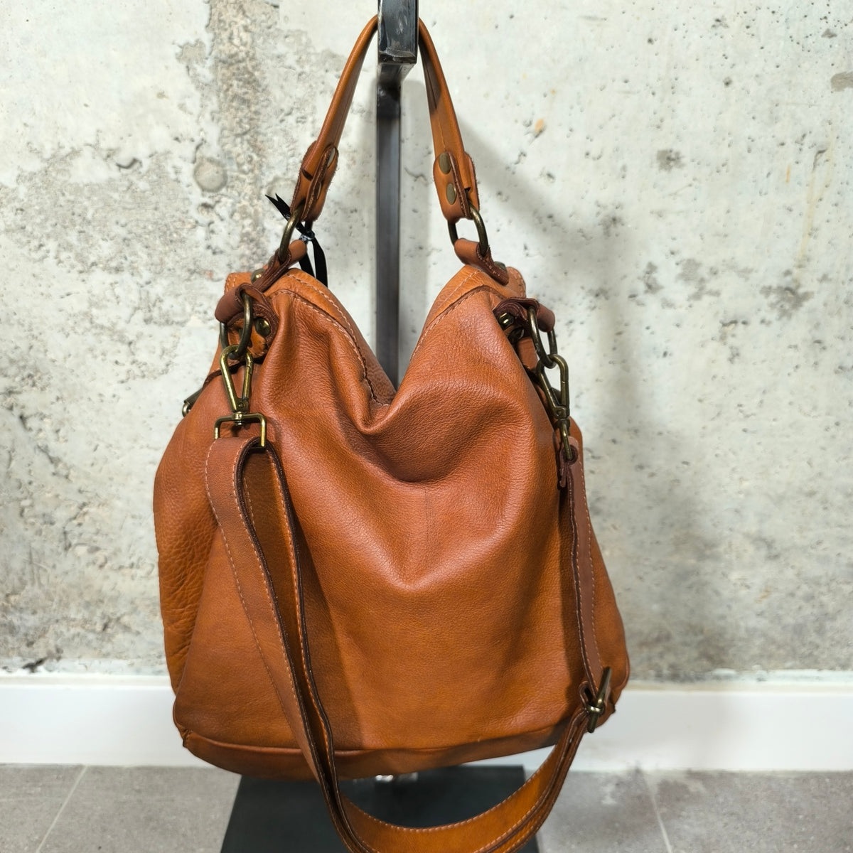 Bolso hobo de piel con solapa marrón Bardasú