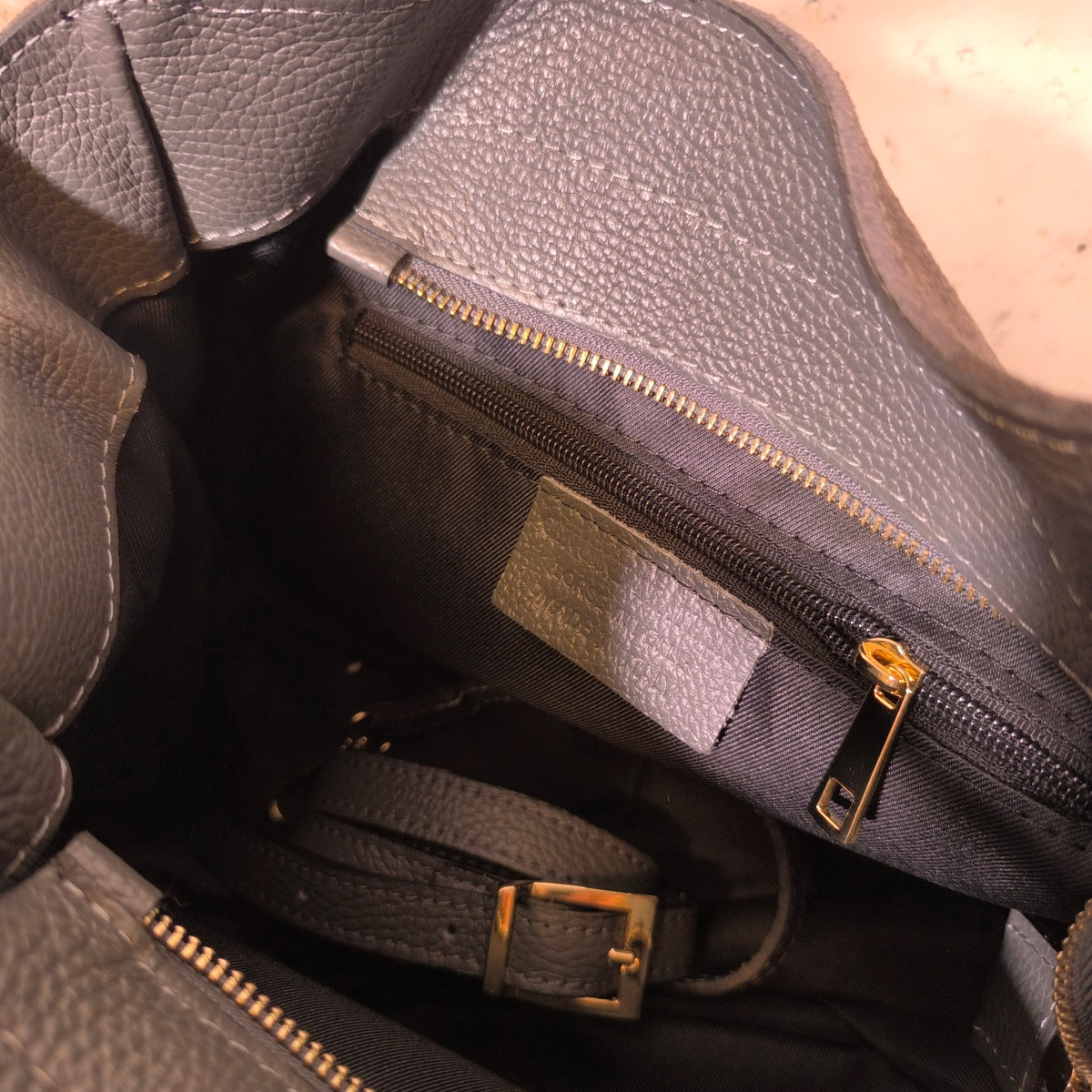 Bolso de ante con asas redondas gris Bardasú