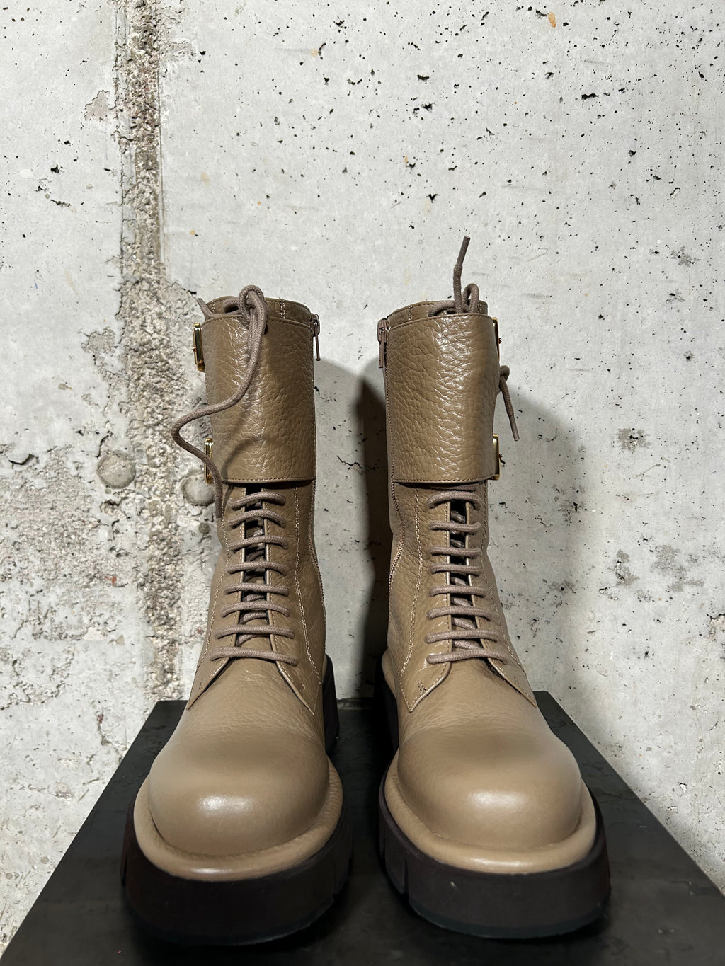 Bota taupe con hebillas Paloma Barceló