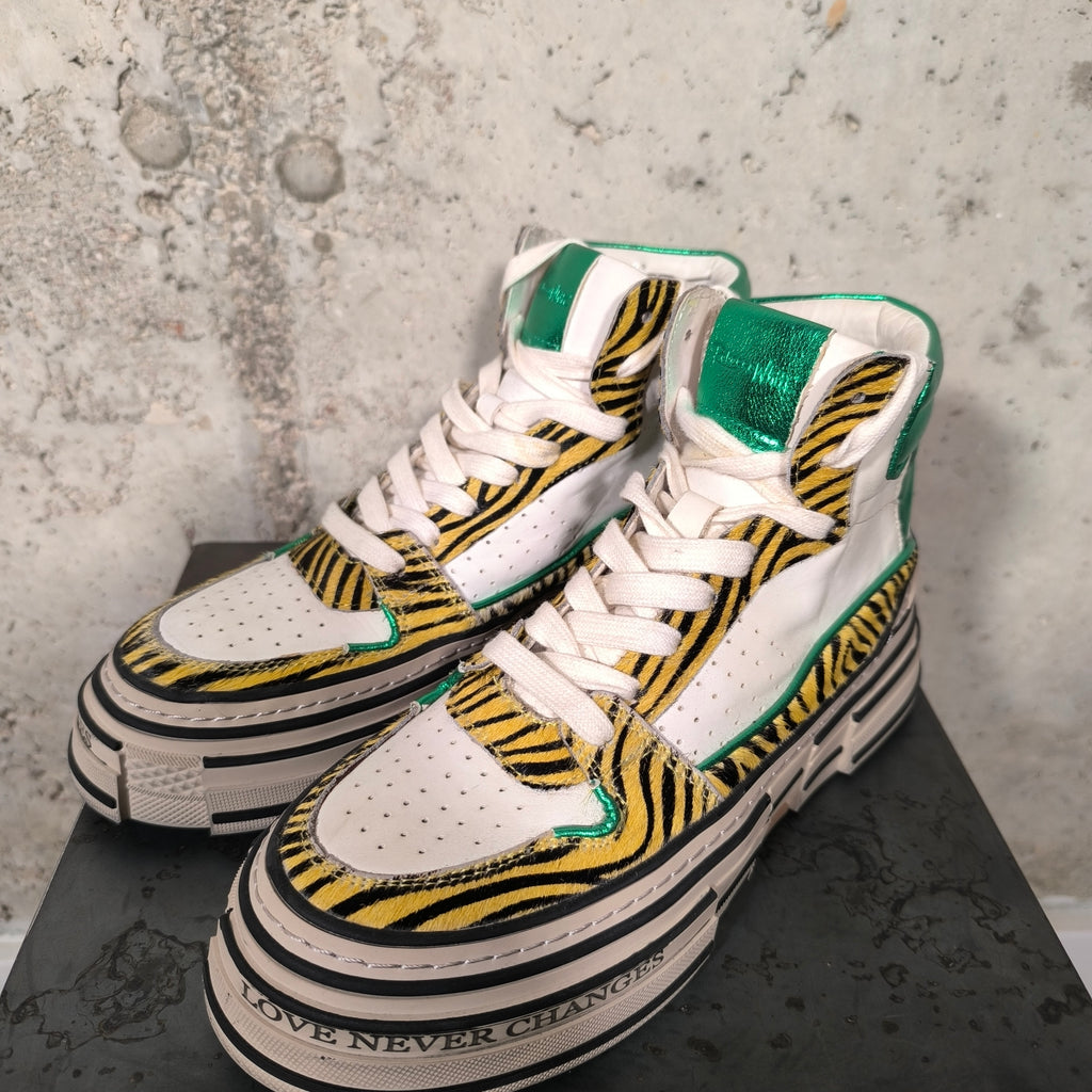 Zapatilla con plataforma blanca y verde metalizado Bardasú