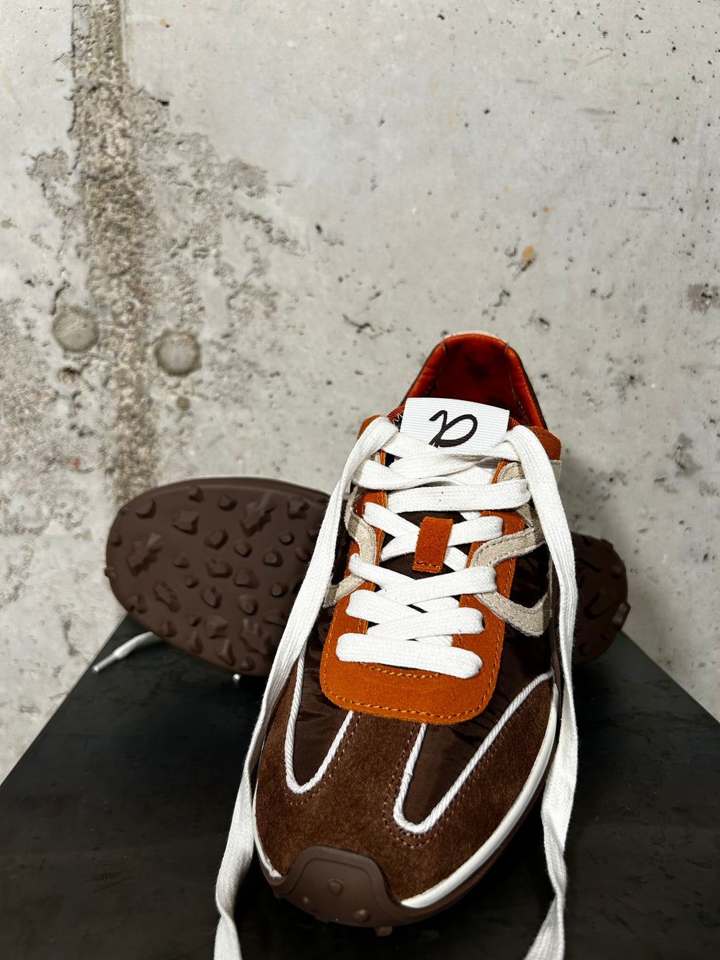 Zapatilla deportiva choco con ante camel Palomitas