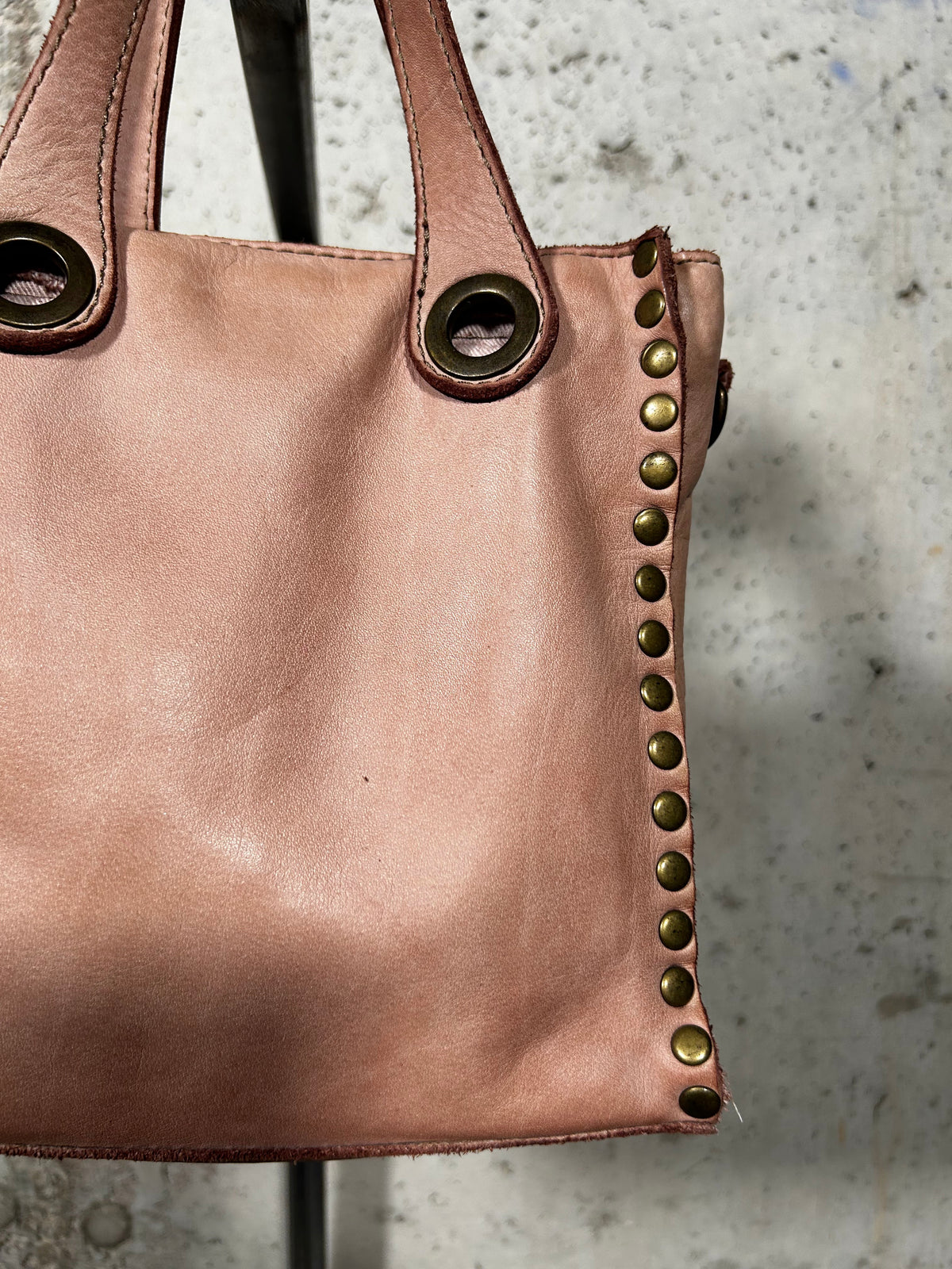 Bolso tote con tachuelas rosa Bardasú