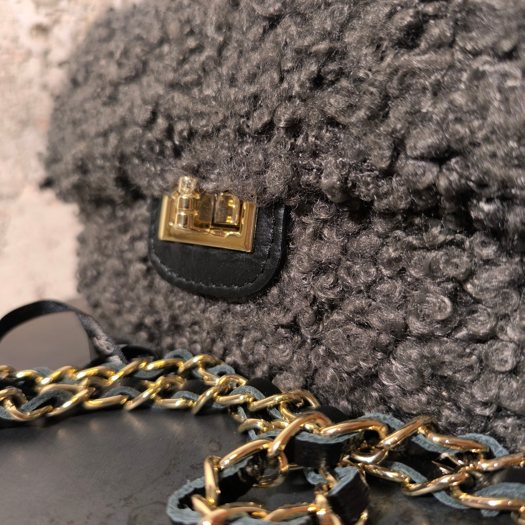 Bolso de borrego con cadena gris Bardasú