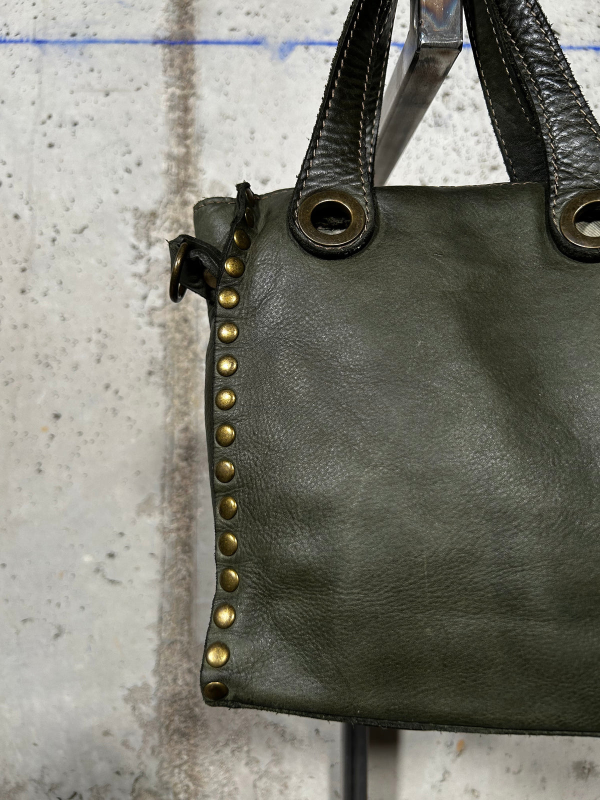Bolso tote con tachuelas verde Bardasú