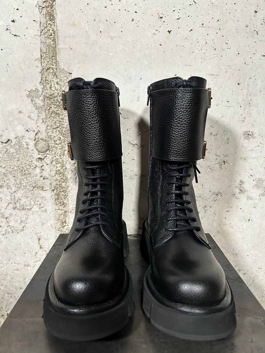 Bota negra con hebillas Paloma Barceló