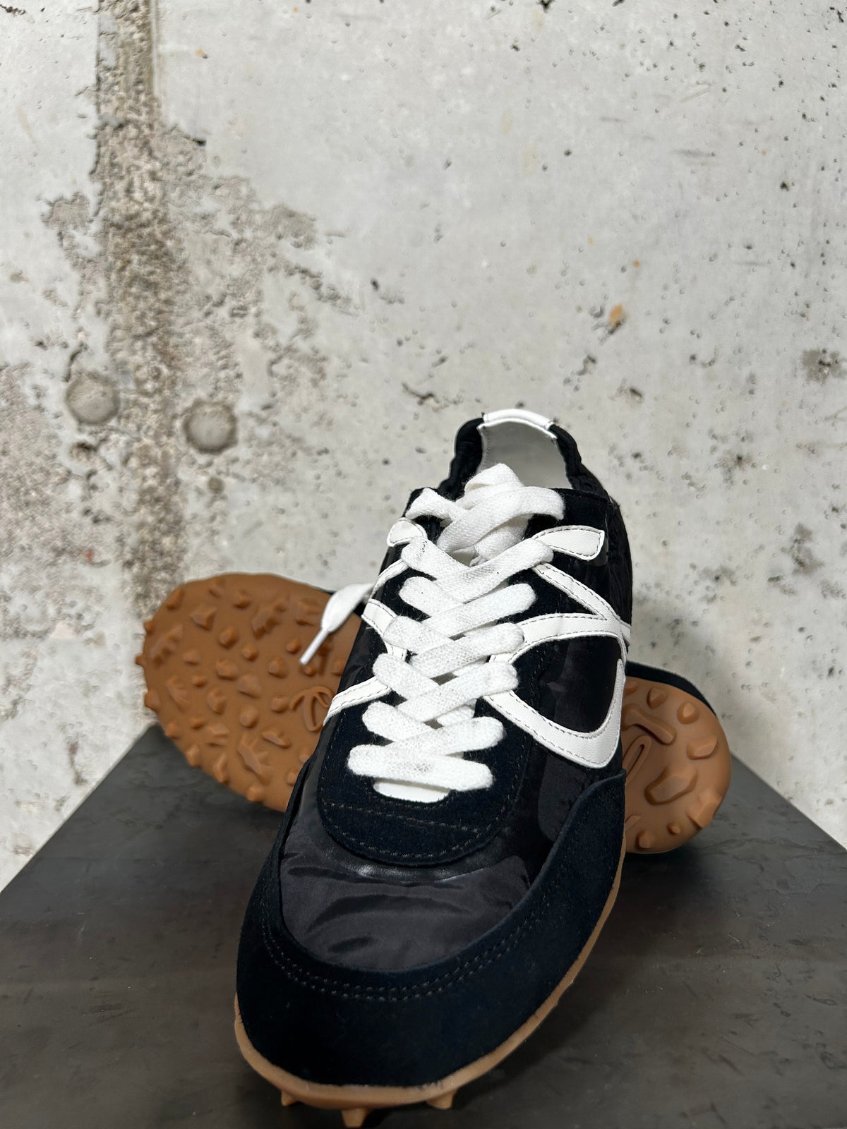 Zapatilla deportiva en negro Palomitas