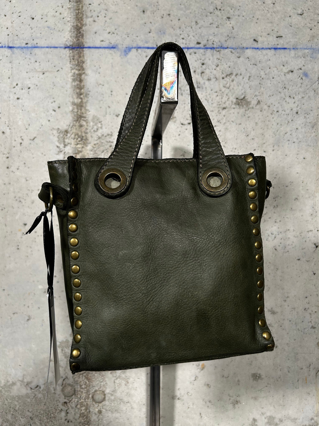 Bolso tote con tachuelas verde Bardasú