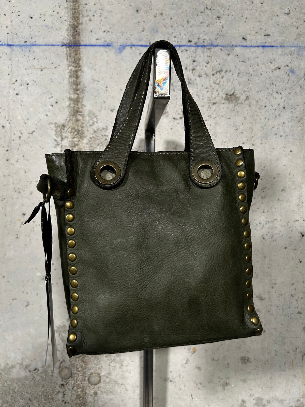Bolso tote con tachuelas verde Bardasú