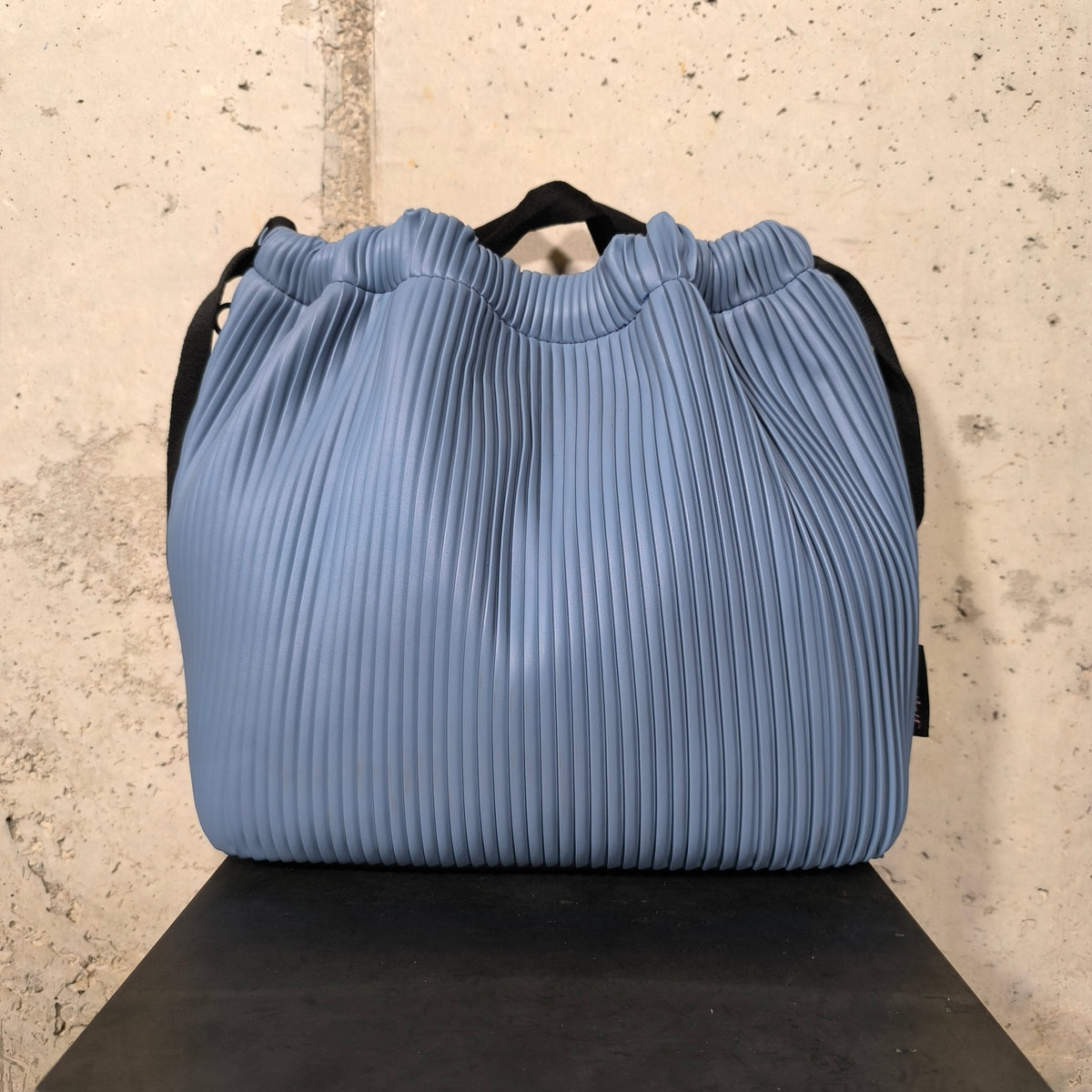 Bolso saco plisado azul denim Marco Nicoli