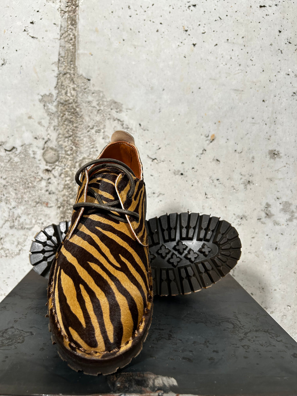 Zapato de cordones estampado tigre Bardasú