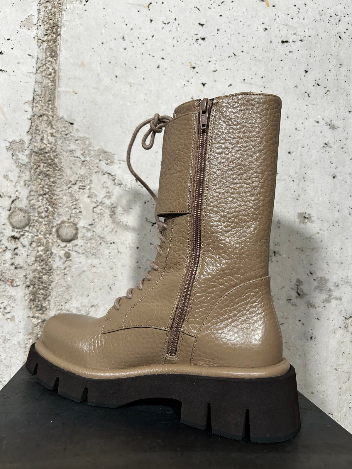 Bota taupe con hebillas Paloma Barceló