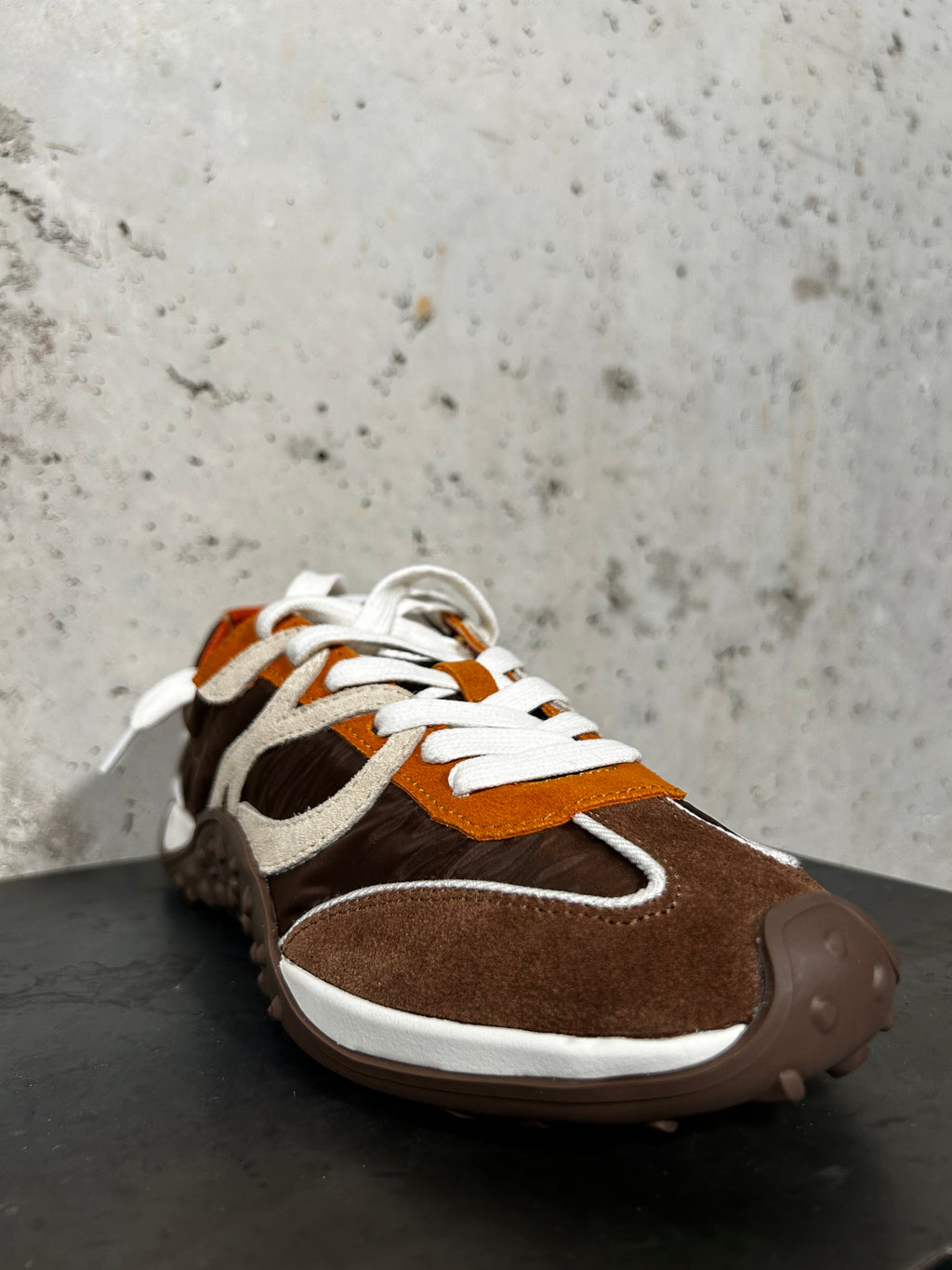 Zapatilla deportiva choco con ante camel Palomitas