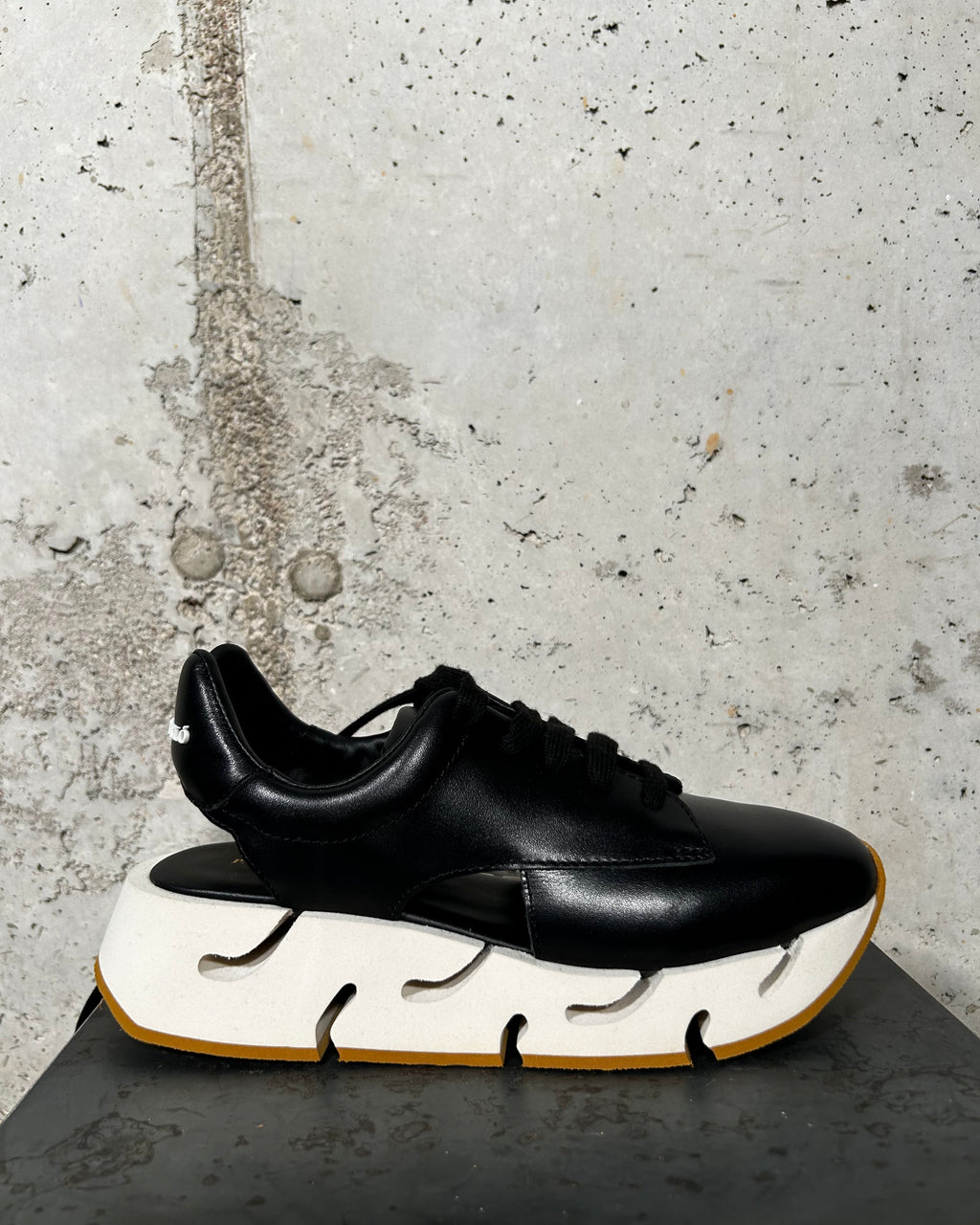 Zapatilla con plataforma negra Palomitas