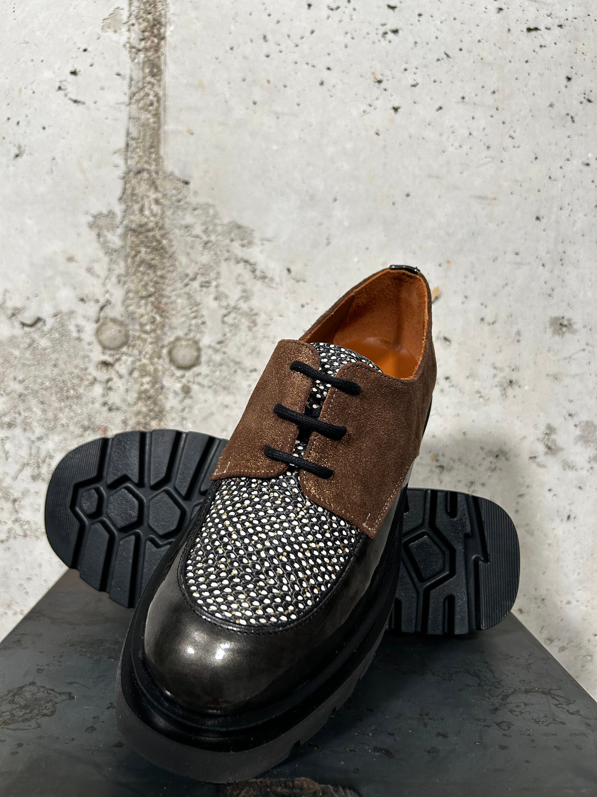 Zapato de cordones bronce y negro Nemonic
