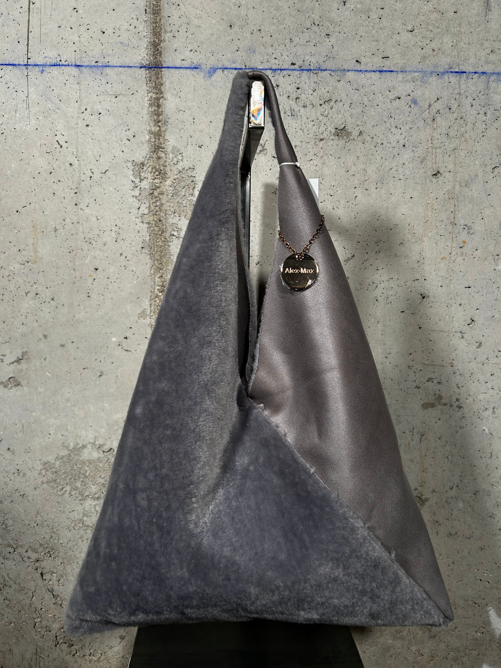 Bolso triangular de borrego gris Alex Max