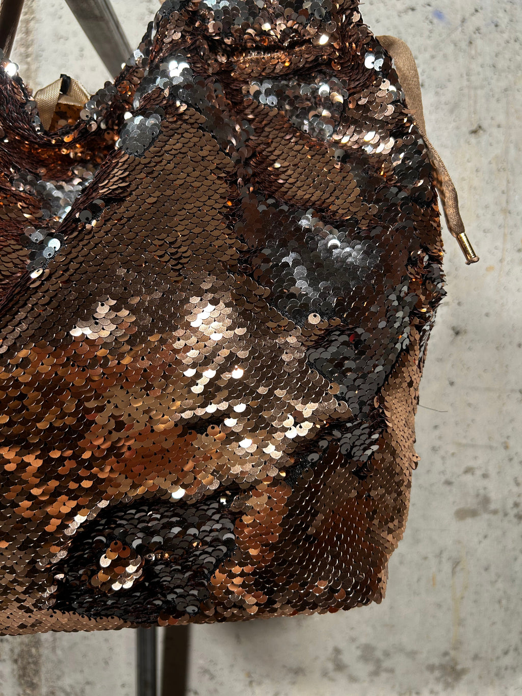 Bolso saco de lentejuelas oro Fri-Yay