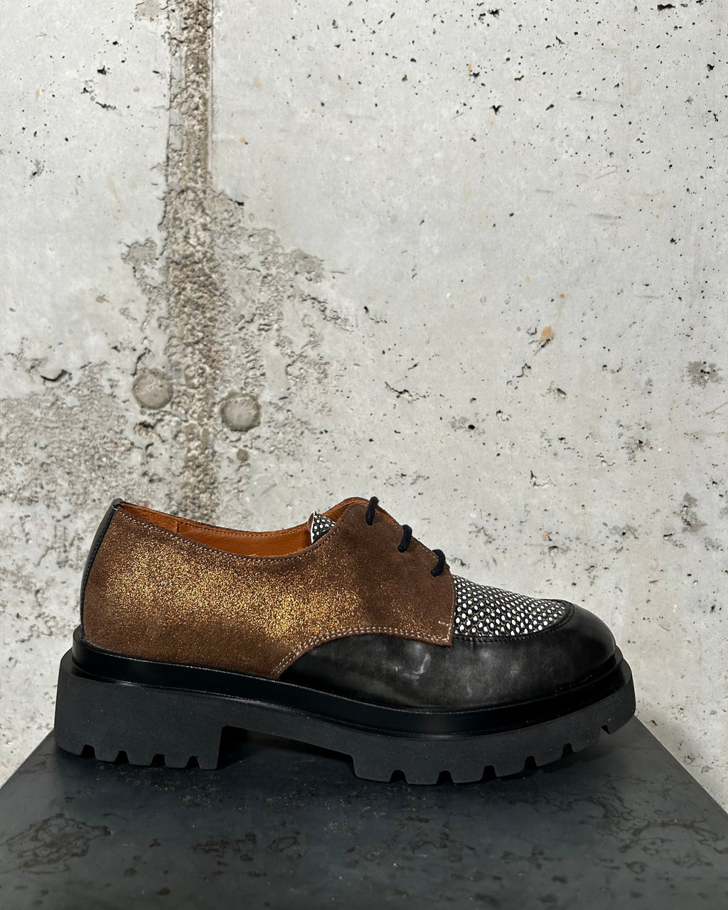 Zapato de cordones bronce y negro Nemonic