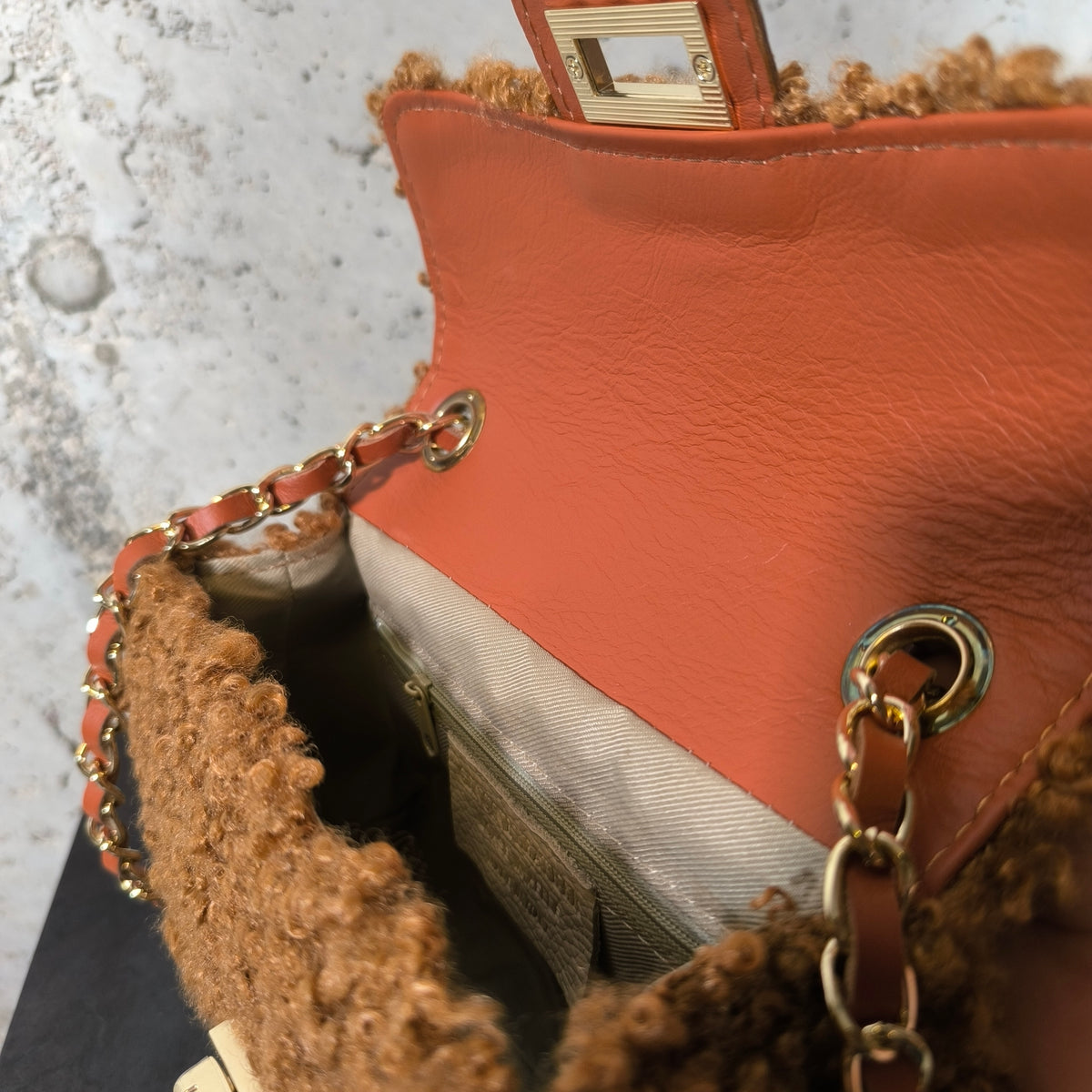 Bolso de borrego con cadena coñac Bardasú