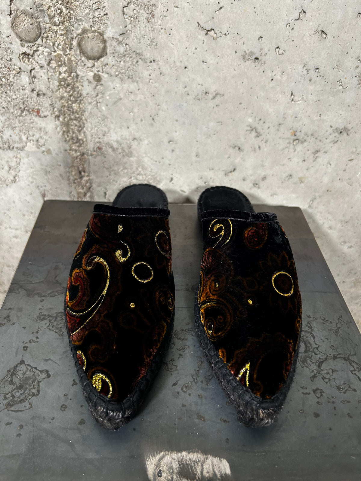 Zueco de terciopelo bordado negro Salma