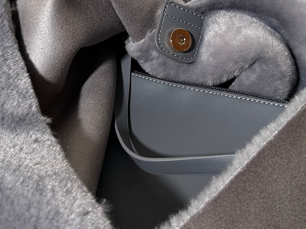 Bolso triangular de borrego gris Alex Max