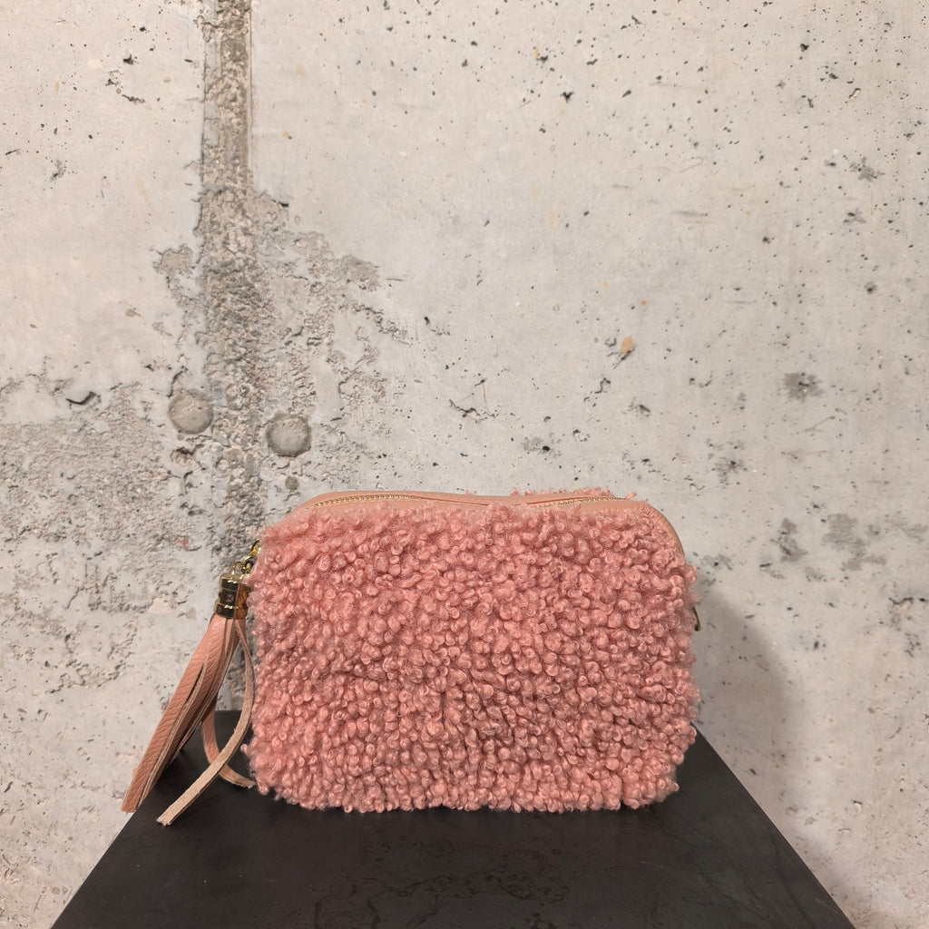 Bolso bandolera de borrego rosa Bardasú