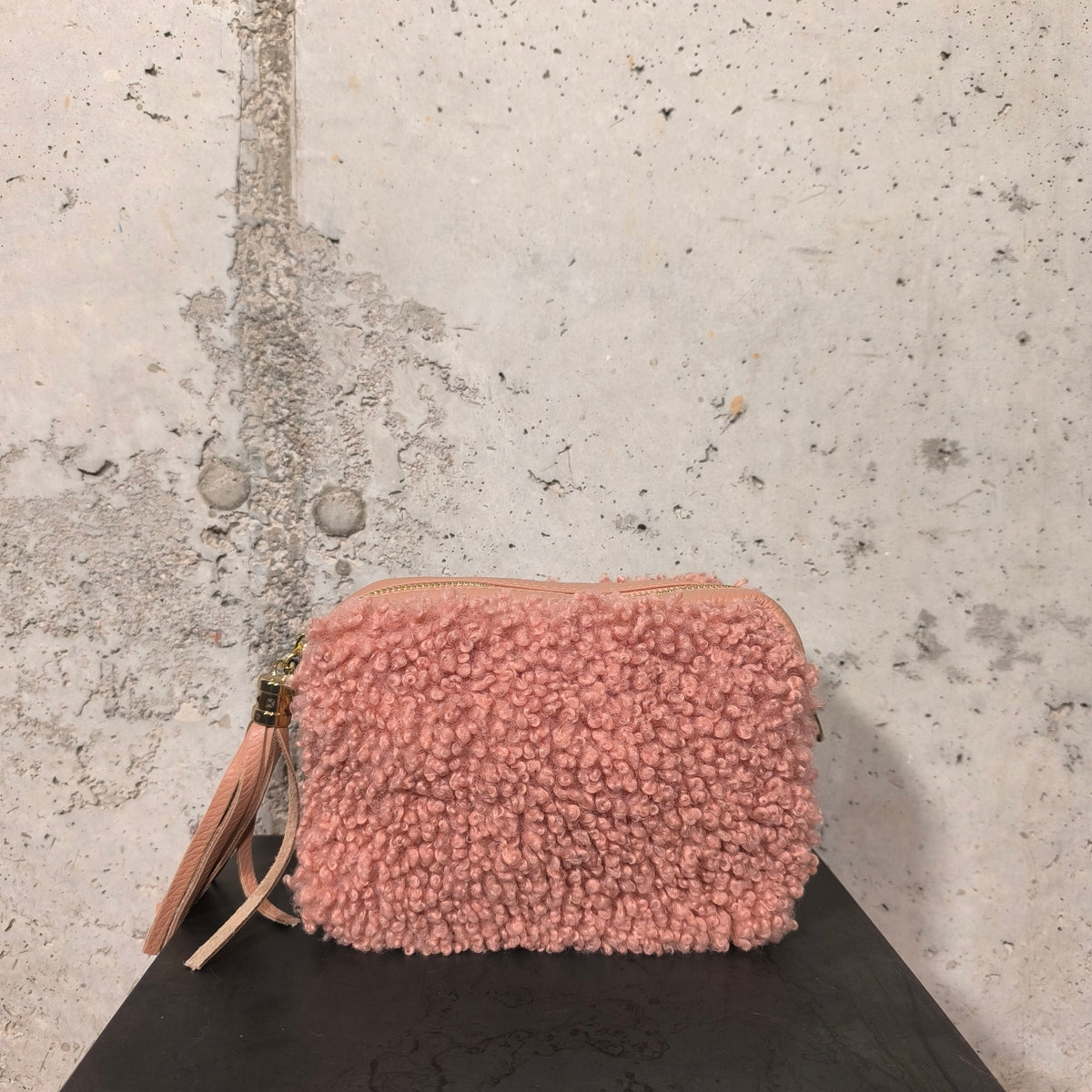 Bolso bandolera de borrego rosa Bardasú