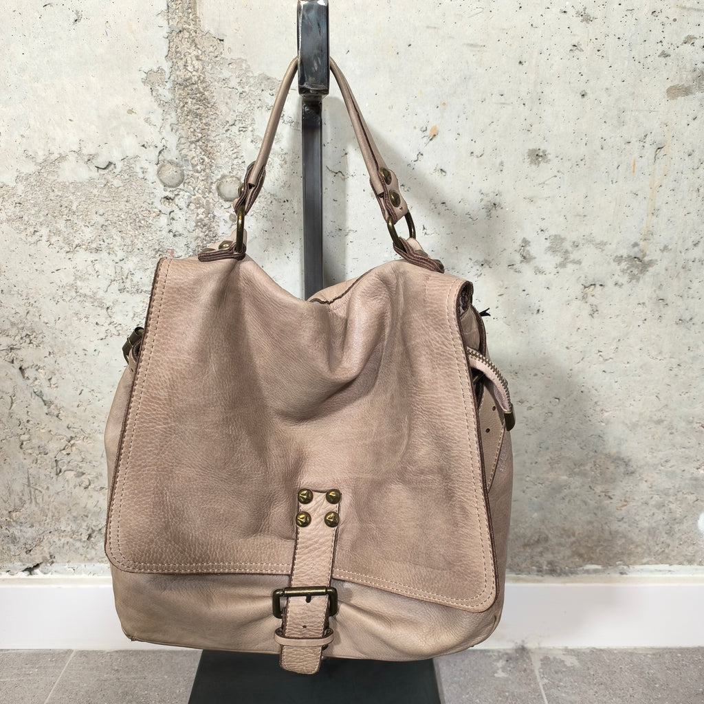 Bolso hobo de piel con solapa beige Bardasú