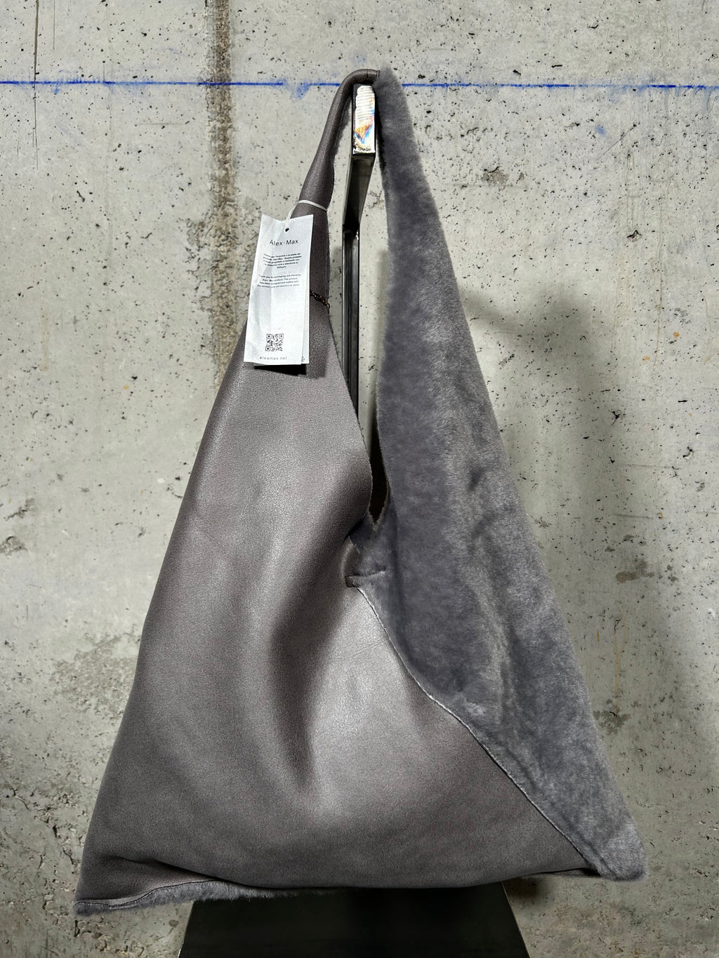 Bolso triangular de borrego gris Alex Max
