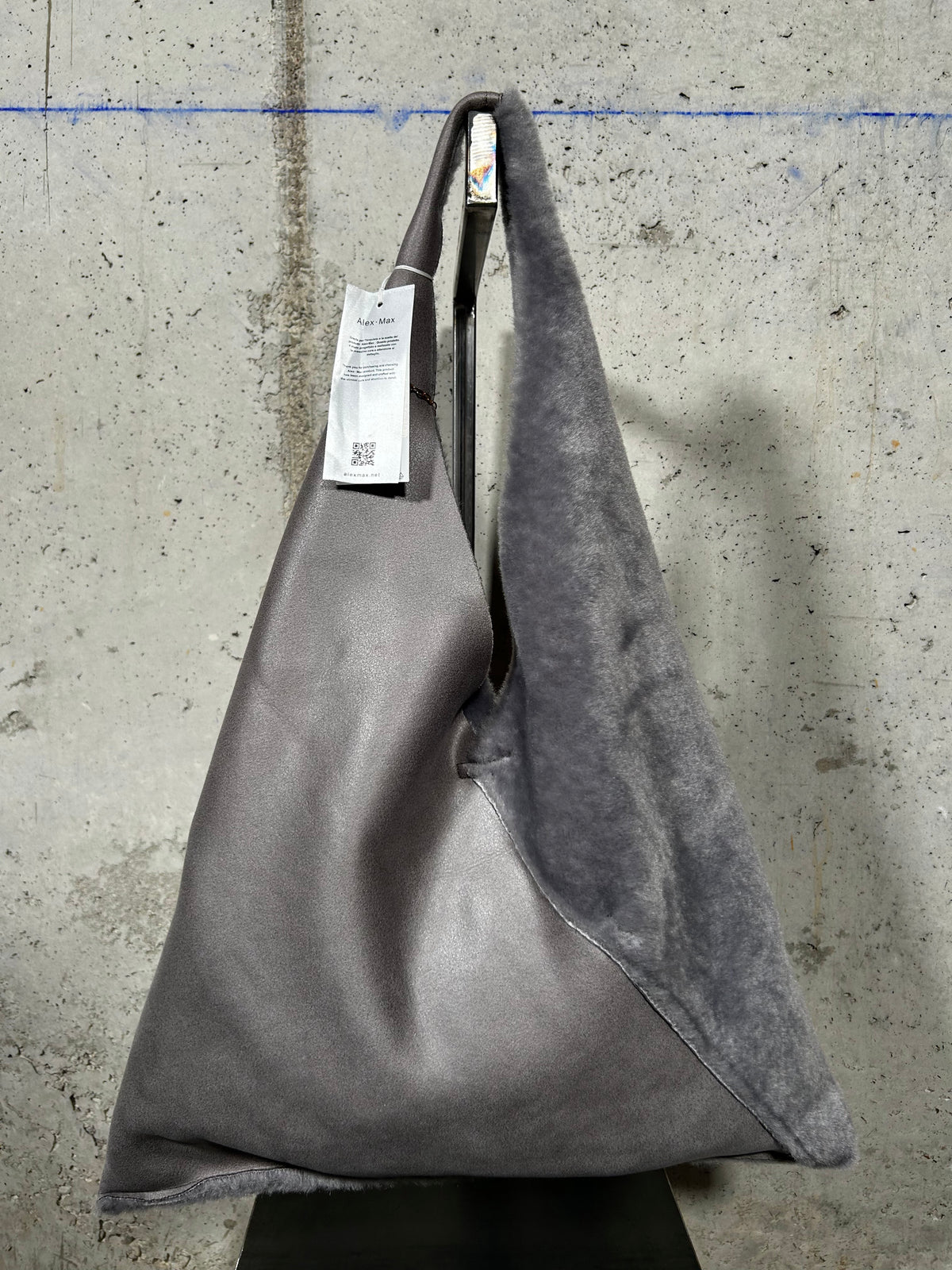 Bolso triangular de borrego gris Alex Max
