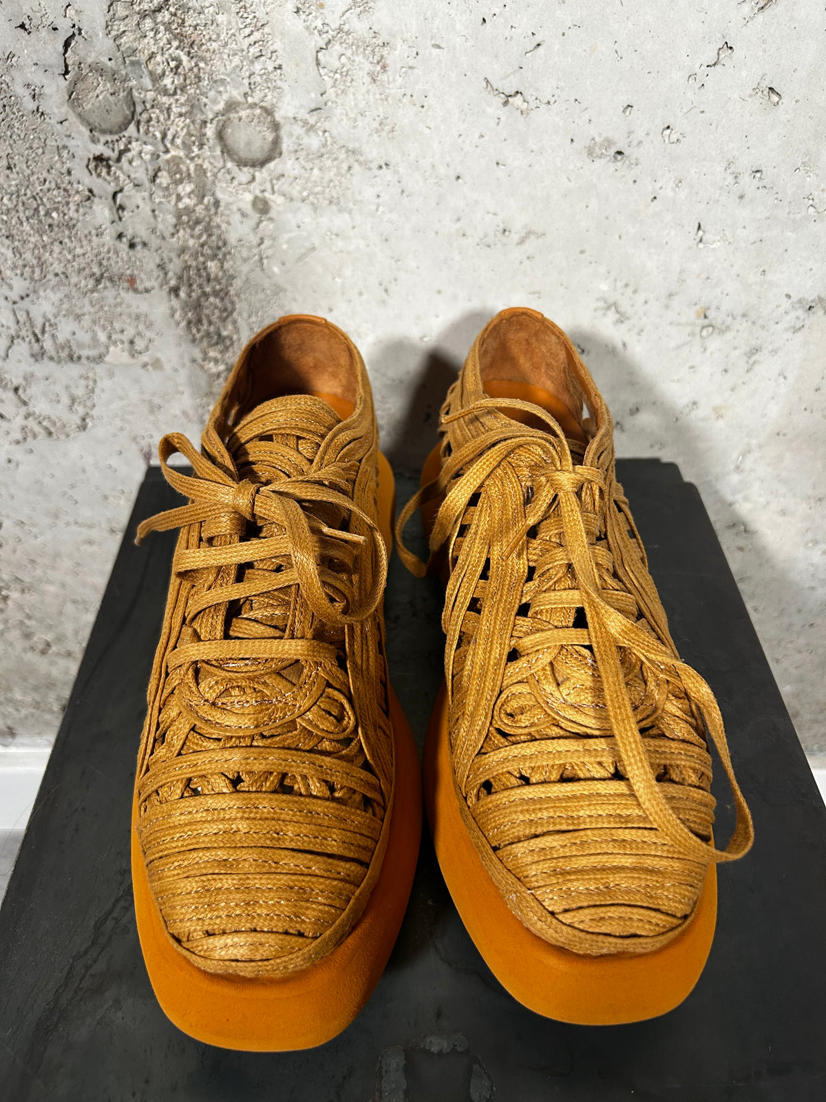 Zapatilla trenzada Nala ocre Paloma Barceló