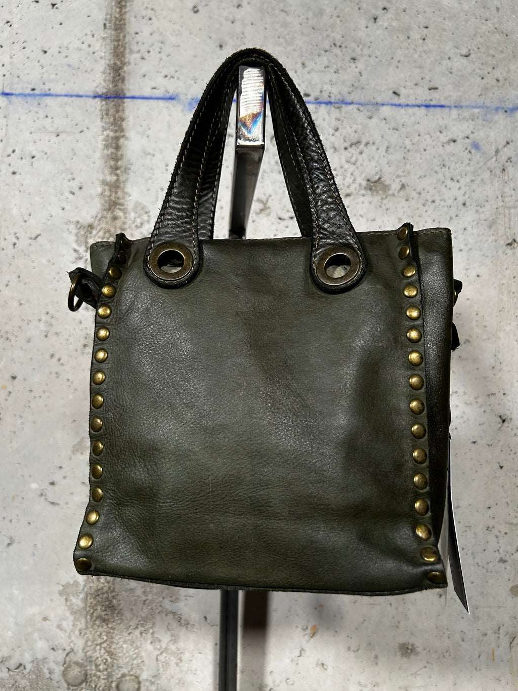 Bolso tote con tachuelas verde Bardasú