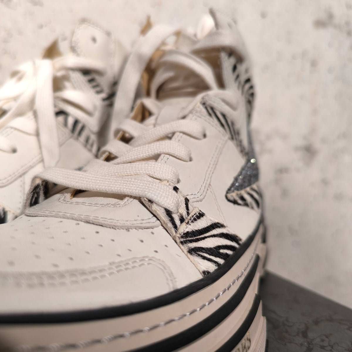 Zapatilla con plataforma blanca y cebra Bardasú