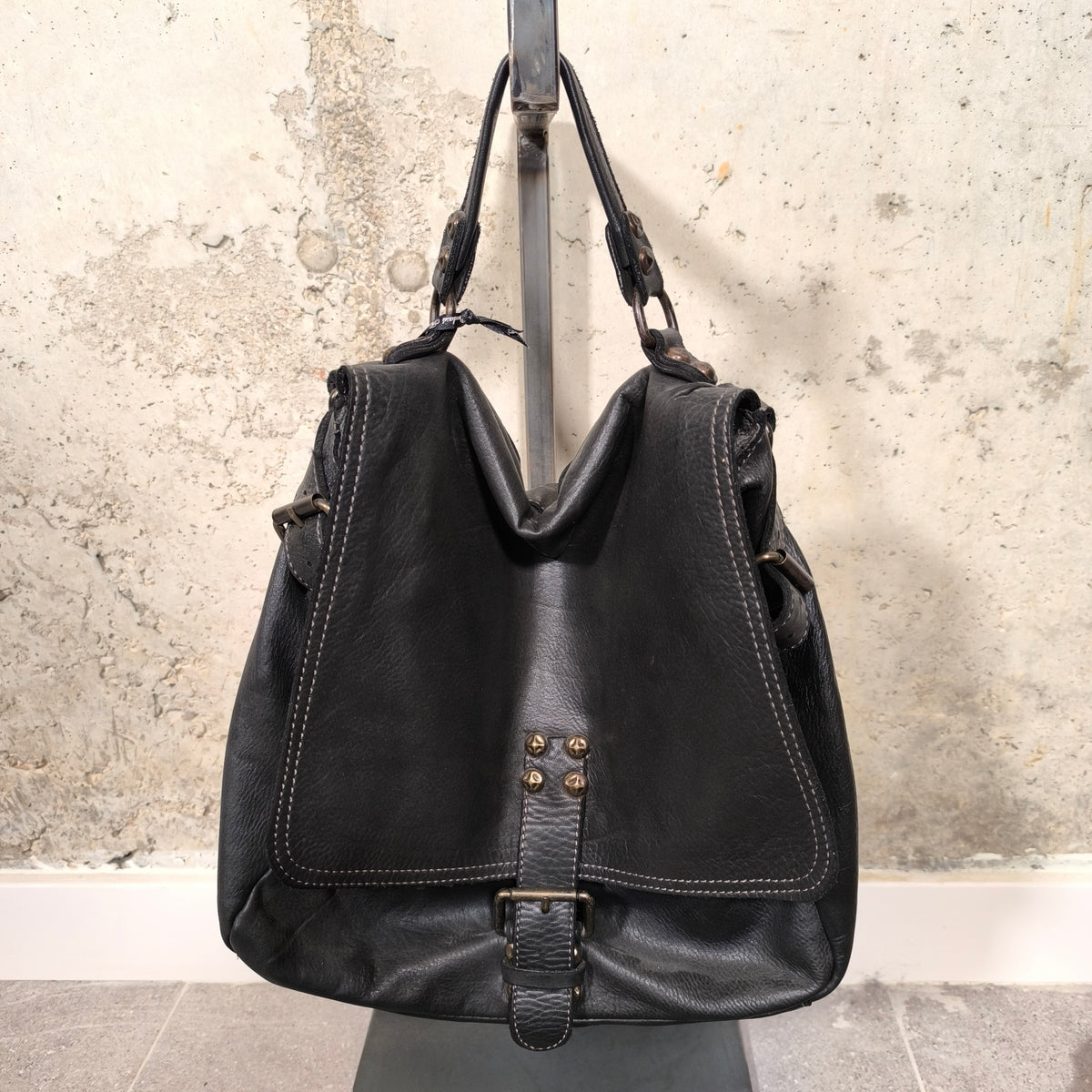 Bolso hobo de piel con solapa negro Bardasú