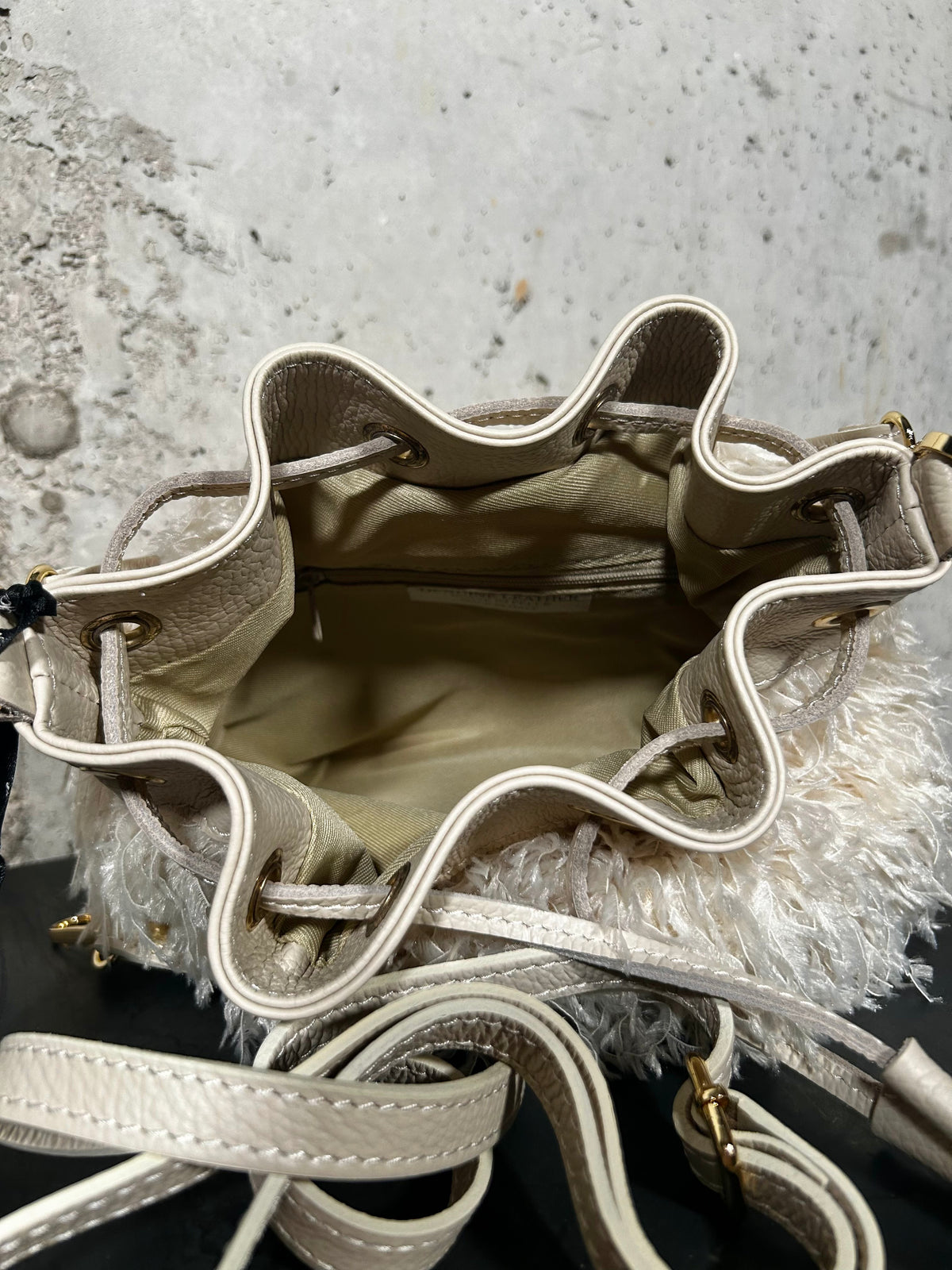 Bolso saco con plumas beige Bardasú