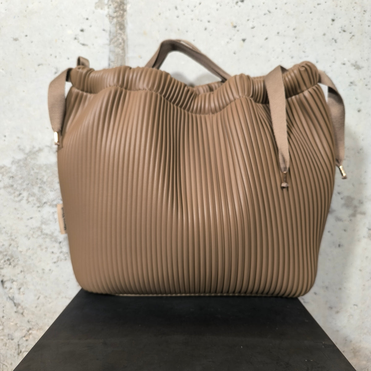 Bolso saco plisado beige Marco Nicoli