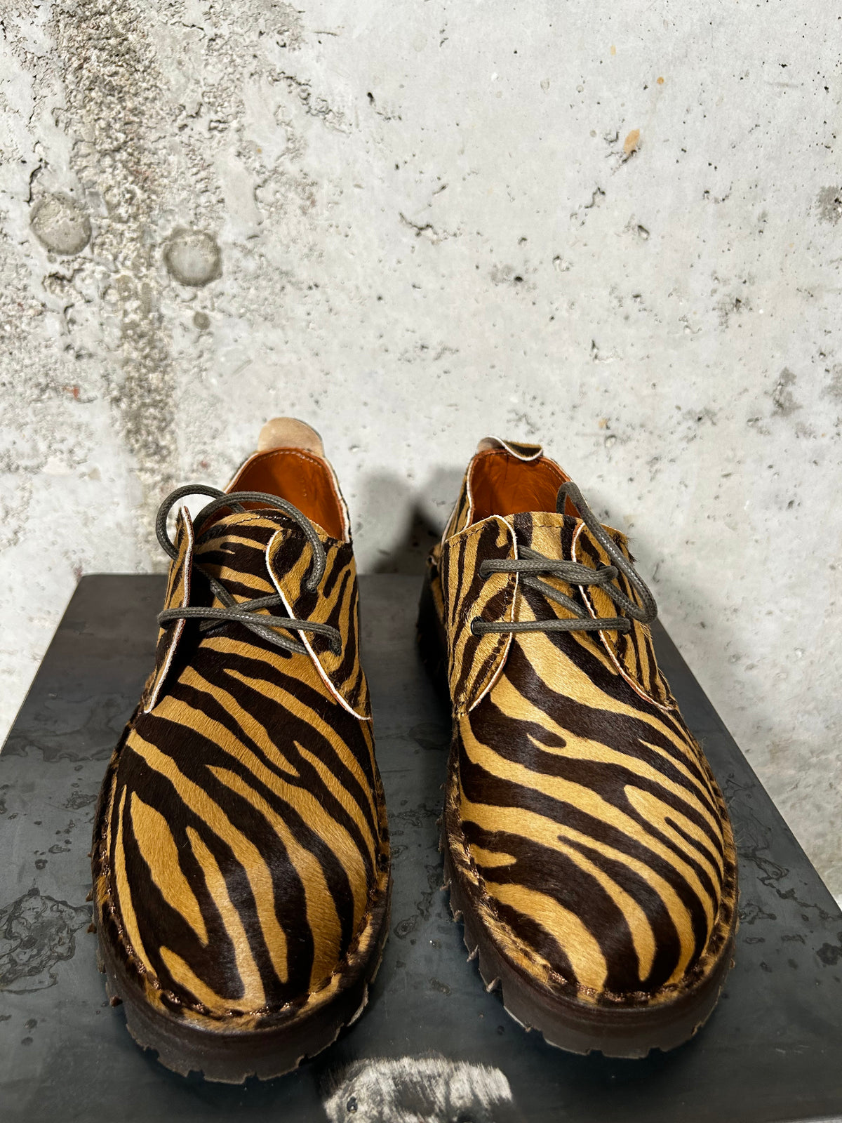 Zapato de cordones estampado tigre Bardasú