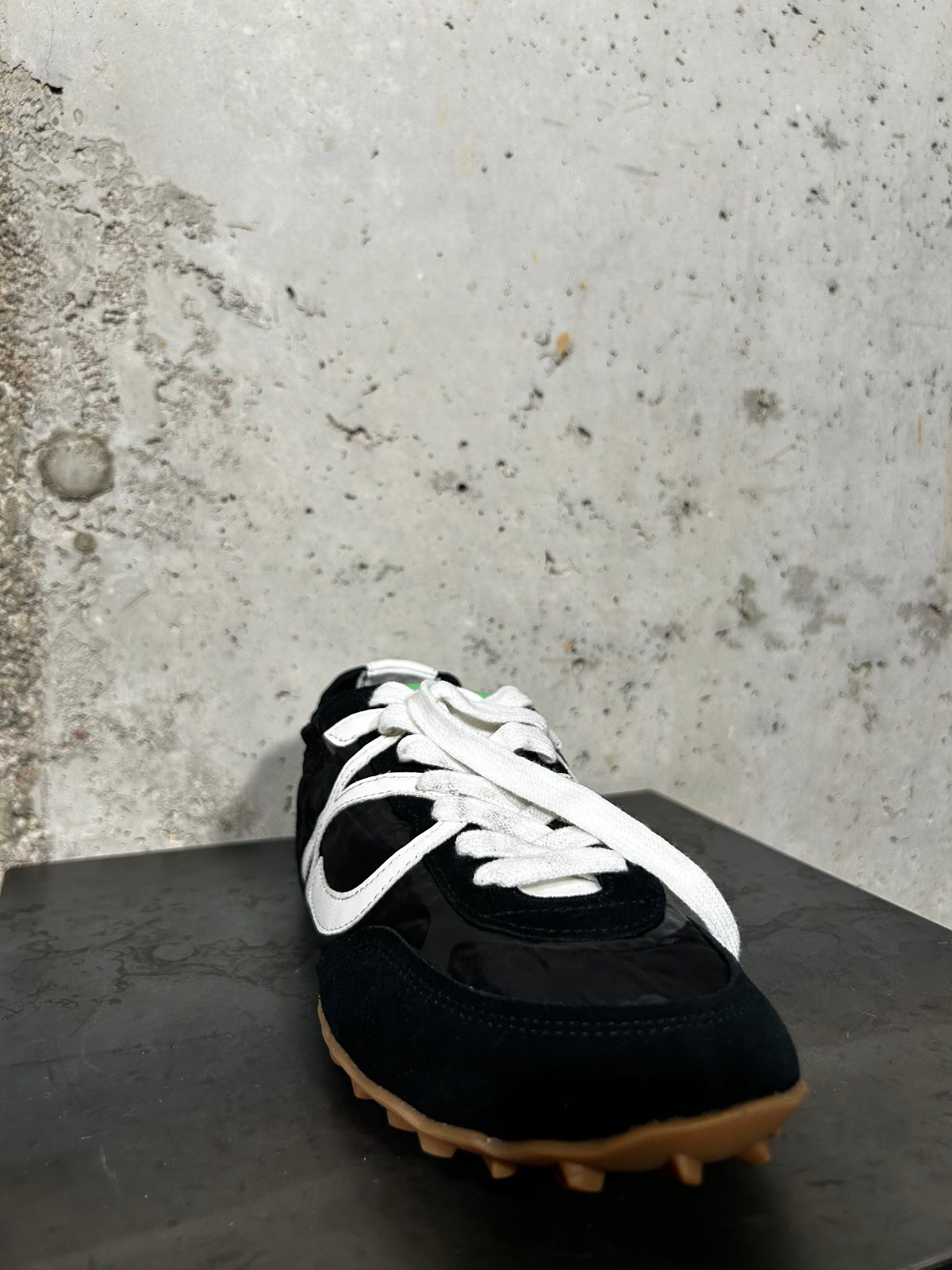 Zapatilla deportiva en negro Palomitas