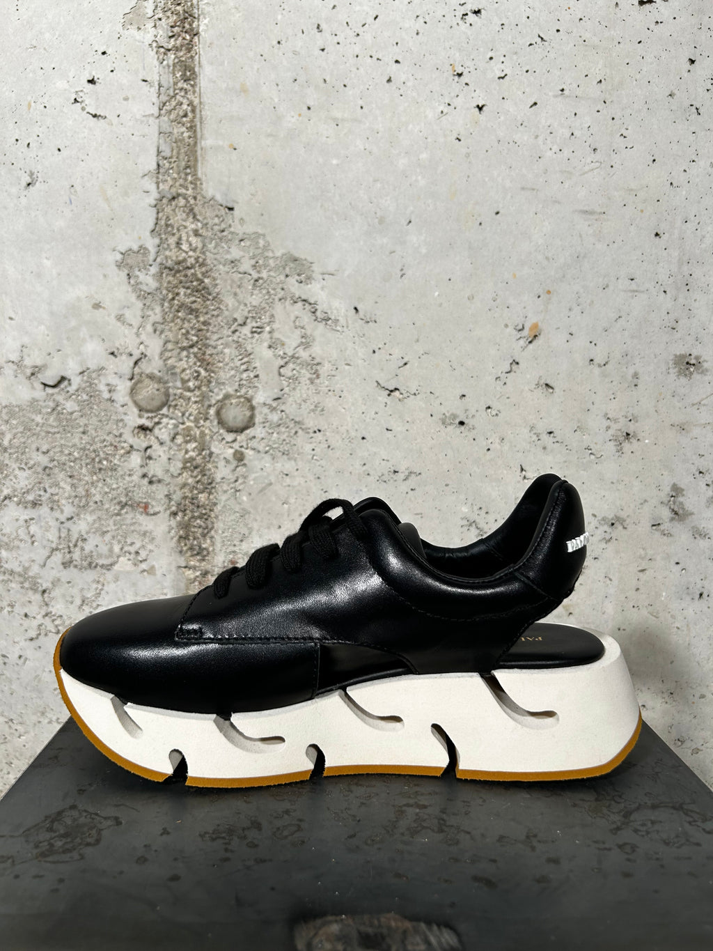 Zapatilla con plataforma negra Palomitas