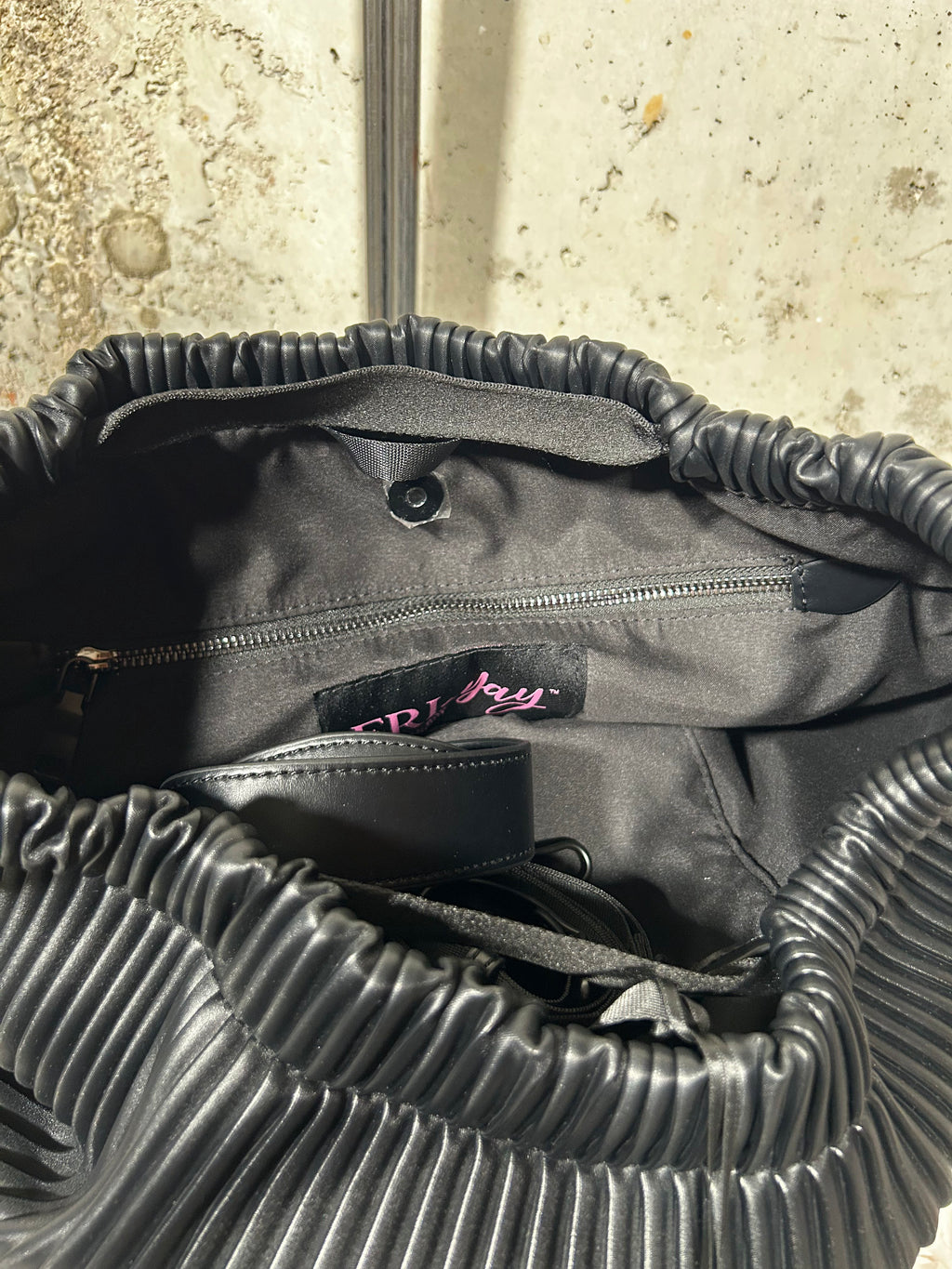 Bolso saco plisado negro Marco Nicoli