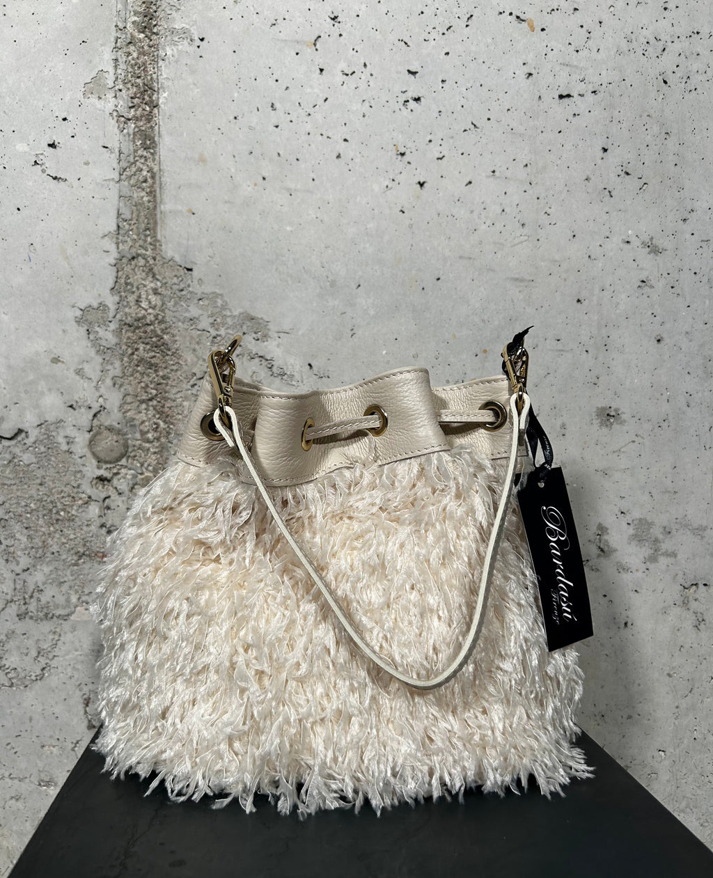 Bolso saco con plumas beige Bardasú