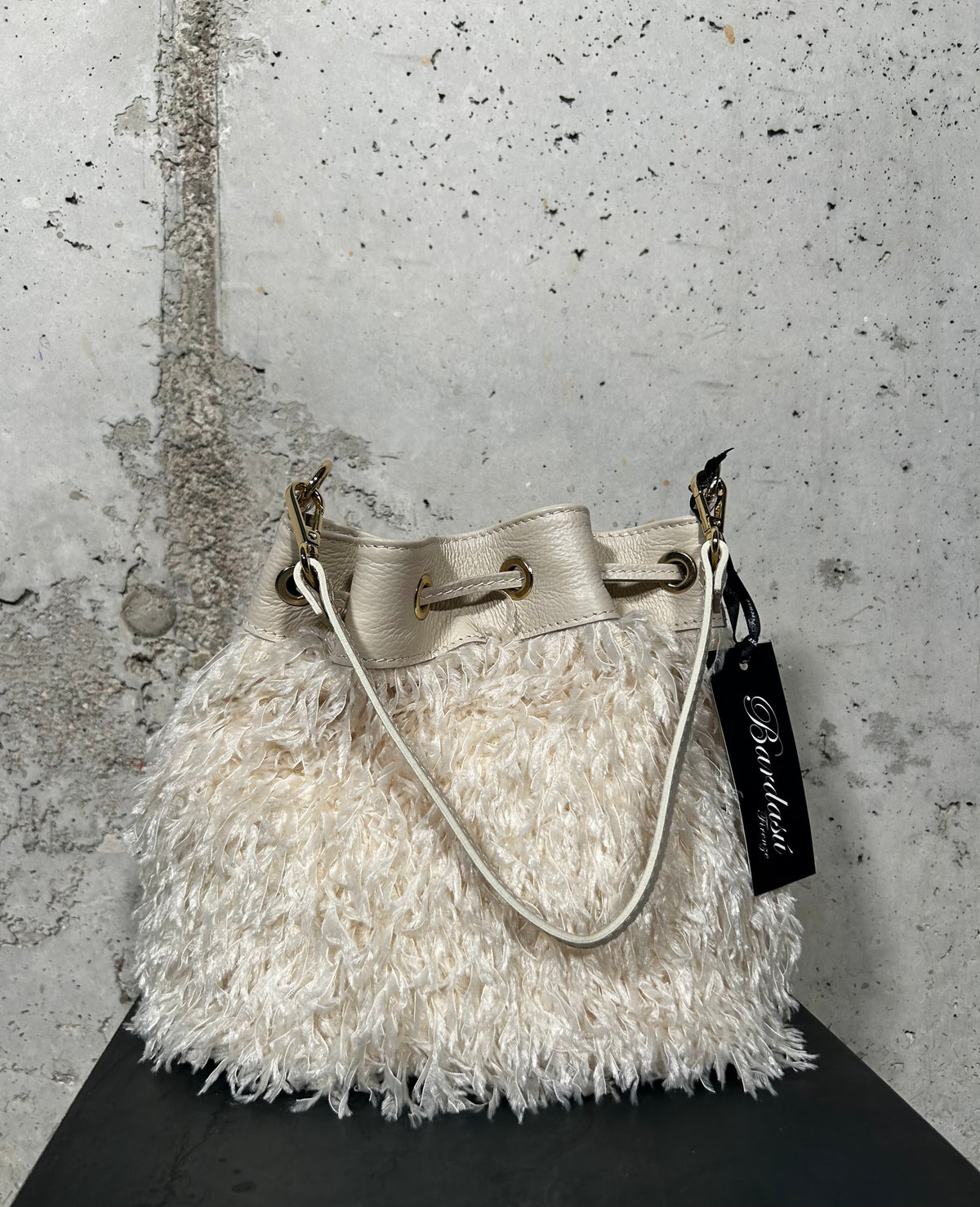 Bolso saco con plumas beige Bardasú