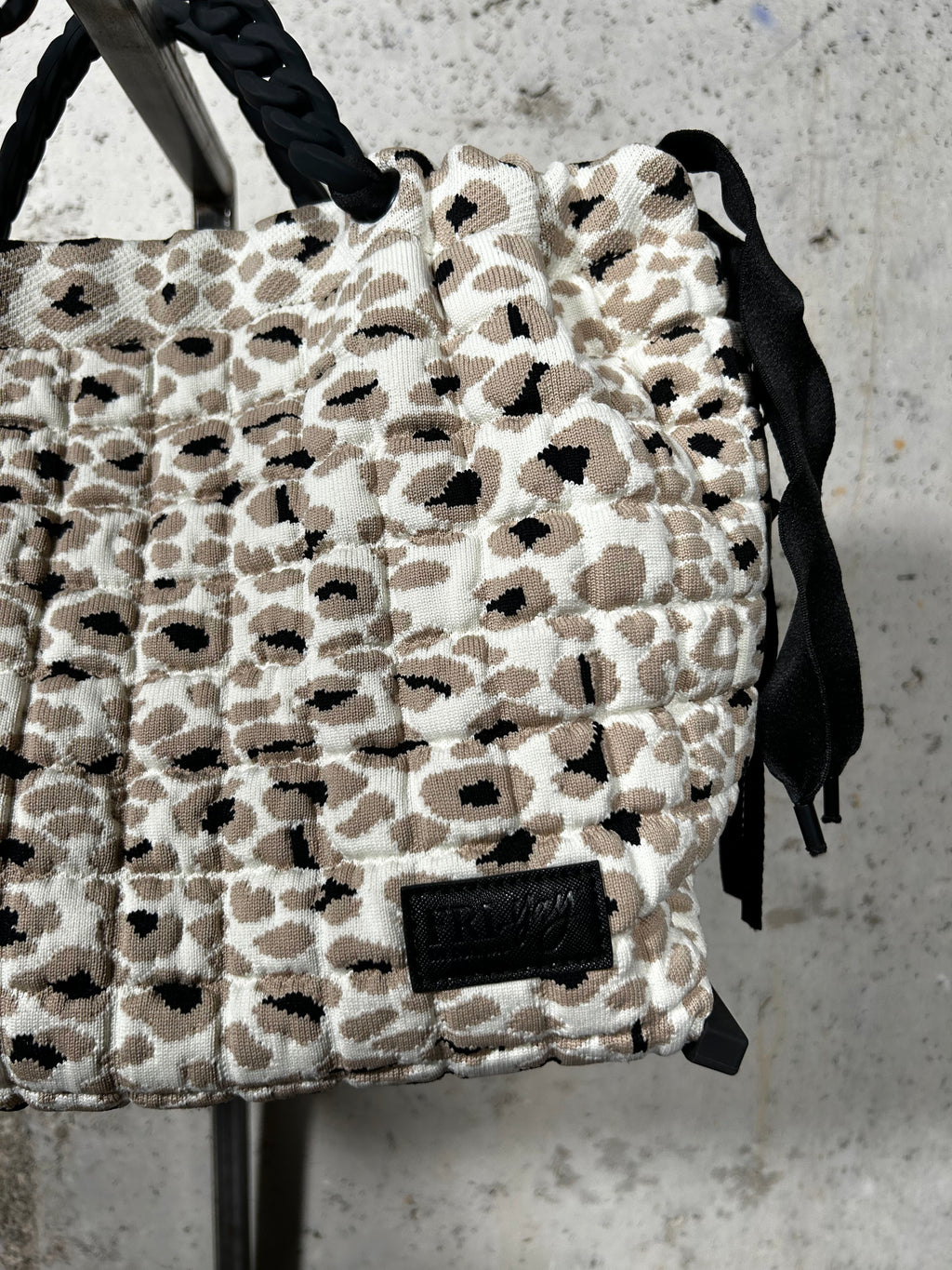 Bolso bowling acolchado animal print Fri-Yay